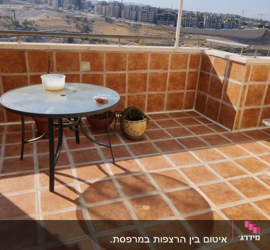 מרפסת עם שולחן עגול, קופסה על השולחן